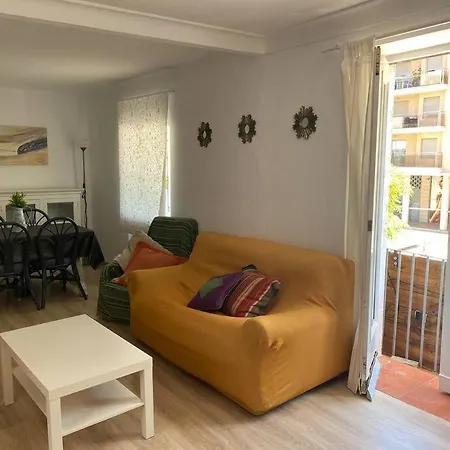 Beautiful Centric Townhouse דירה