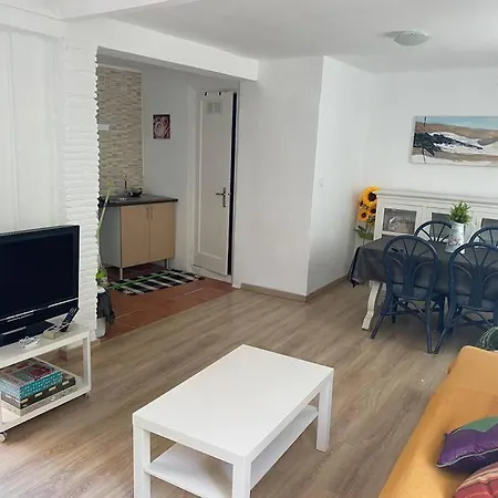 Beautiful Centric Townhouse Apartment *